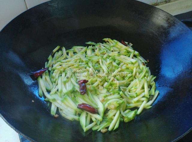 断生加盐和味精，炒匀出锅。
