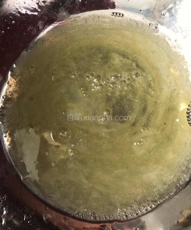 将柠檬汁滴进蛋清中