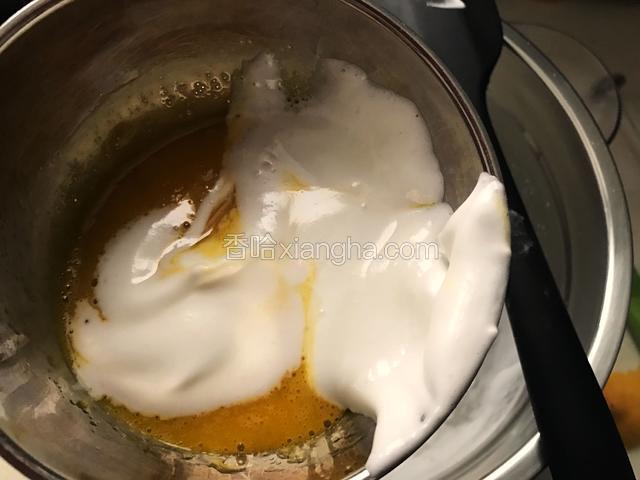 取1/3的蛋白霜加入到蛋黄液中，翻拌均匀
