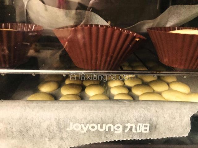 烤箱预热5分钟，用上下火，放在中层位置，烤15分钟即可