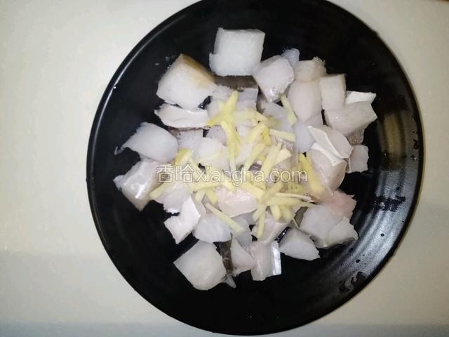 鳕鱼解冻后切成小方块，加姜丝、柠檬汁和油拌匀腌制去腥味。