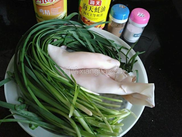 准备材料。
鱿鱼去黑膜和腹中间的硬骨。
韮菜洗净控水。