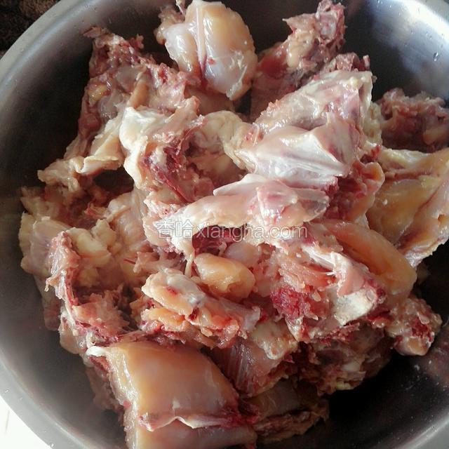 鸡架子剁成小块洗干净