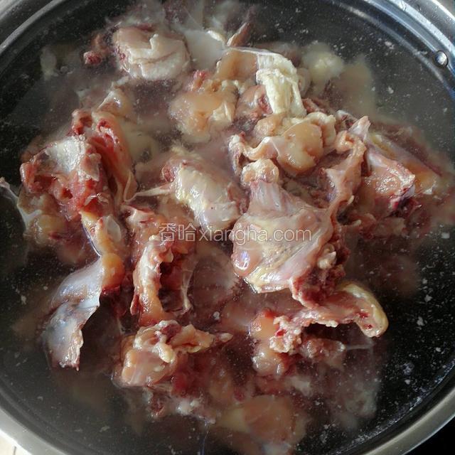 冷水下锅放入鸡架骨焯水