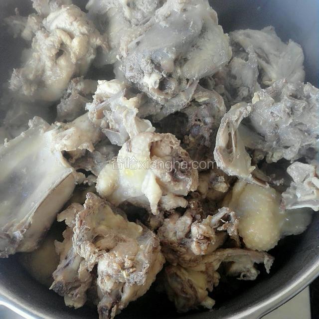 捞出鸡架骨放入高压锅里