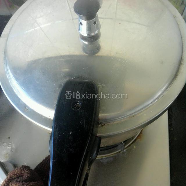 盖好锅盖，上汽后25分钟以后关火，高压阀泄气后打开就好了