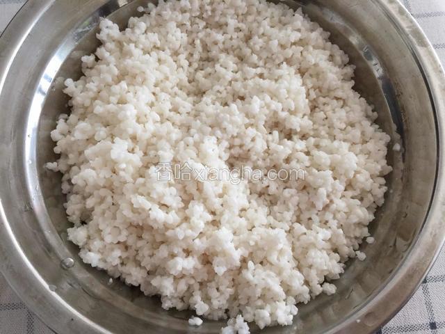 把浸泡好的糯米控水后用擀面杖捣烂一些，放入锅中蒸20分钟。