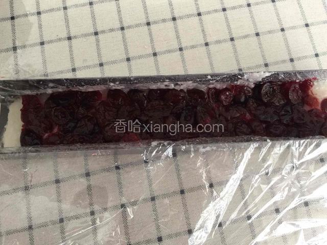 糯米上铺一层蔓越莓干压实，再取一层糯米压实，再铺一层蔓越莓干压实。最上面铺糯米压实。