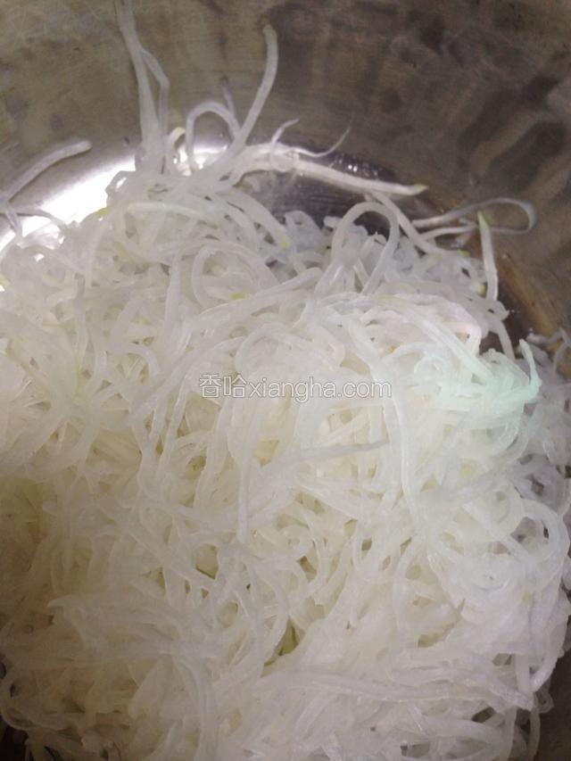 码了萝卜丝挤干水分放入拌菜盆备用。