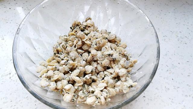 新鲜河蚬挑去里面的杂质，残留壳之类。清洗干净。（买的时候已经不带壳了）