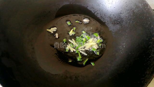 起锅倒油爆香葱姜。