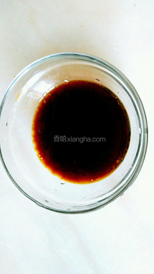 调一个碗汁，碗里加入两小勺生抽，一小勺陈醋，半小勺糖，半小勺香油，鸡精一小勺搅拌均匀。