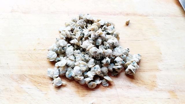 洗净河蚬，控干水份。