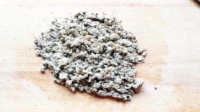 放在案板上剁成泥。