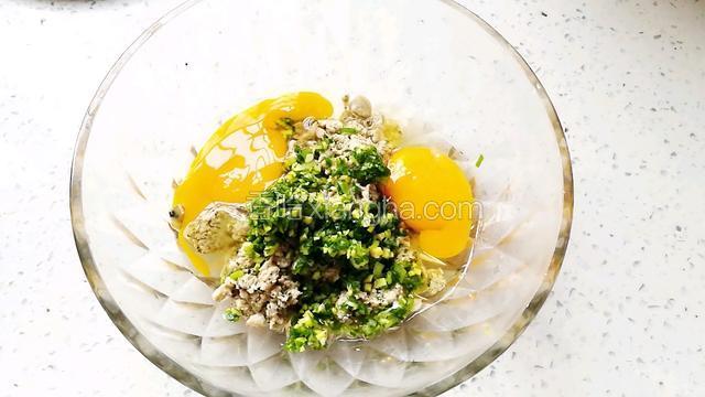 河蚬泥，葱姜放入碗里，打入鸡蛋。
