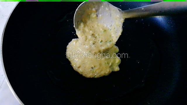 起锅倒少许油，用刷子刷满锅底。舀一勺面糊倒入锅中。
