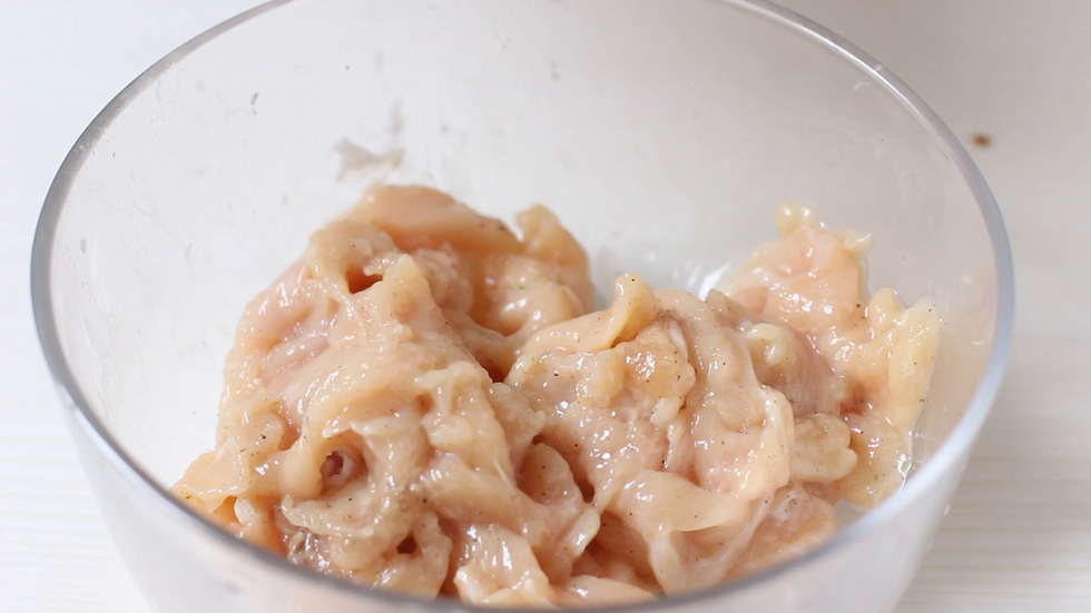 加些许油，再次抓匀，腌制片刻