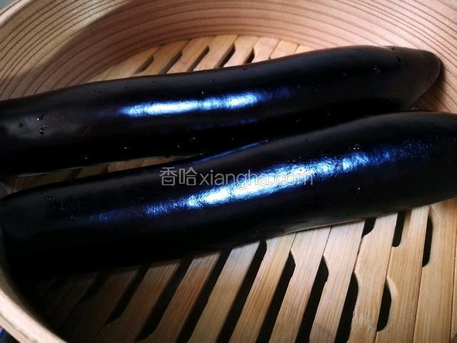 将茄子洗净去头，放蒸锅里蒸十分钟