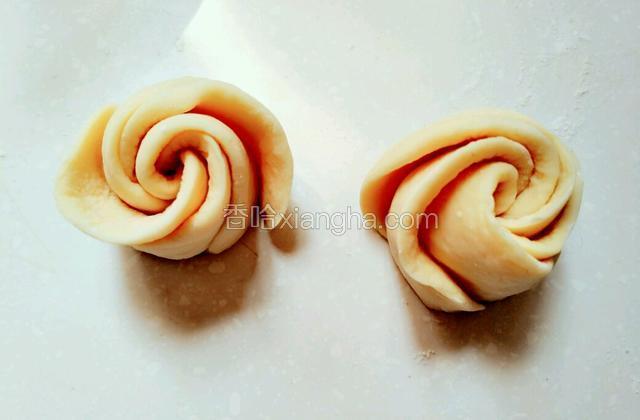 底下如果太沾。台面上撒一点细粉。底部稍微带一点粉