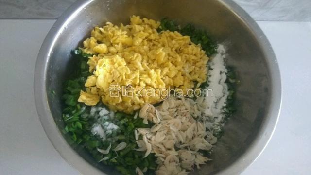 鸡蛋加适量盐入锅炒熟。韭菜切碎和鸡蛋、虾皮放一起，放入适量盐食用油、芝麻油、一小勺淀粉。
