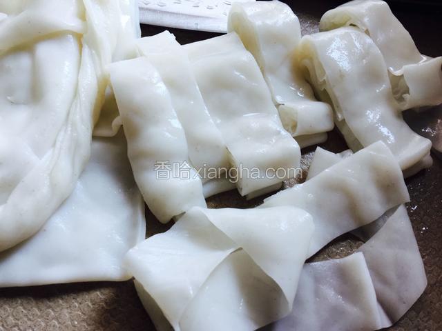 氹仔粉切长条。（没有氹仔粉可以用肠粉或陈村粉代替，也可以自己用澄面做）