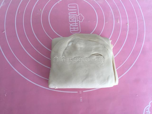 两端同样分别向1/3处内折，覆盖保鲜膜松弛15分钟。