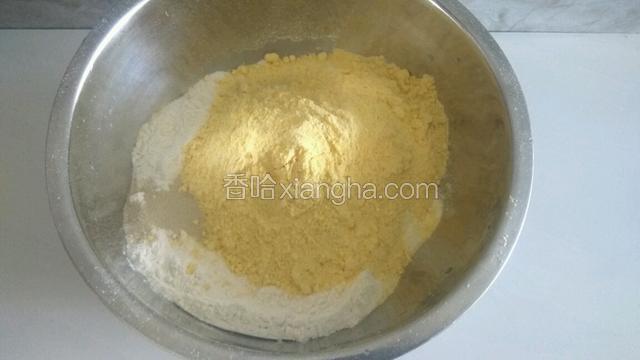 面粉和玉米面各一半，放入酵母。