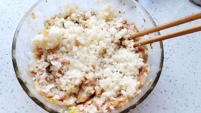 再加入剁好的荸荠碎。继续搅拌均匀，馅料就做好了！
