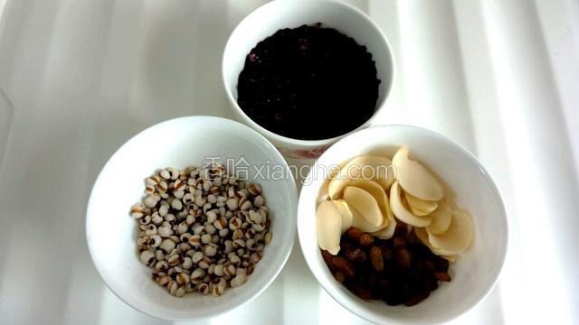准备食材，把黑米、薏米、百合、葡萄干洗净并浸泡2小时以上。

