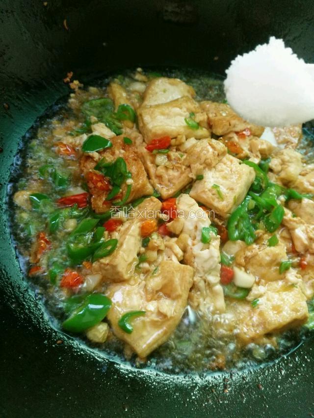 倒入适量盐，鸡精调味