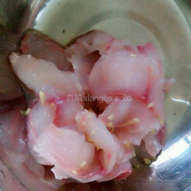 鱼片放一深碗内，加少许盐，姜末，料酒，腌制五分钟