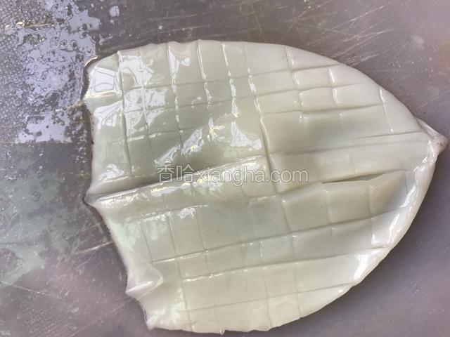 洗净，从鱿鱼内部划十字刀