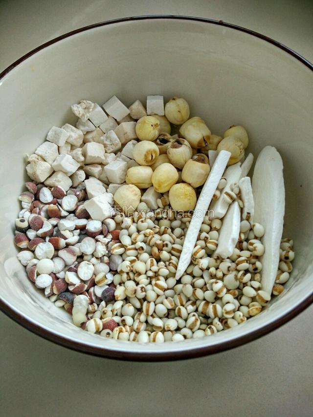 准备汤料：茨实  茯苓  薏仁  山药
