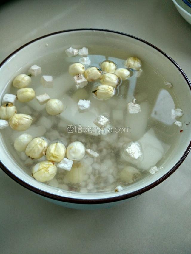 茨实等汤料用清水浸泡5小时（隔夜更好）洗干净备用
