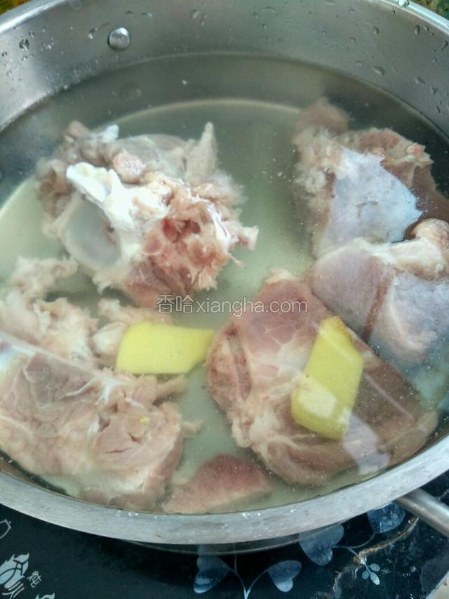 锅放入骨头加清水 料酒  姜片焯水去腥