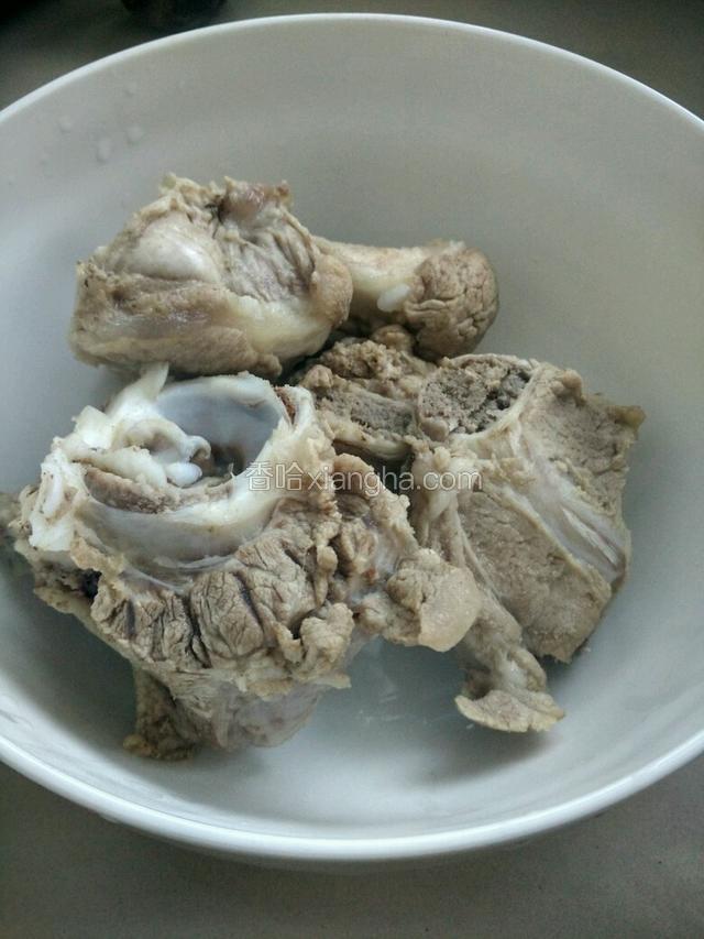焯水后捞出，用流动清水冲去浮末，沥干水备用