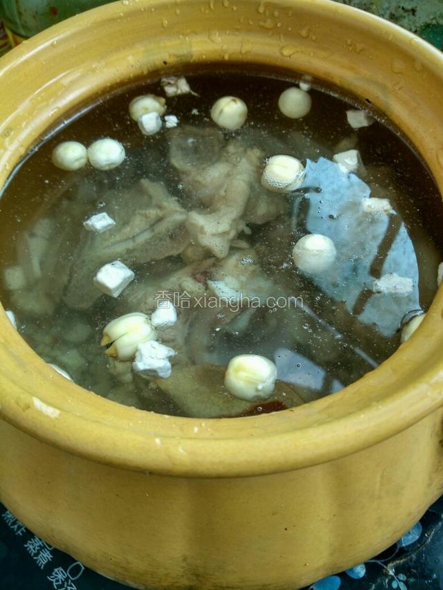 将所有备好的食材等陈皮一起放入汤煲注入足够的清水，大火煮开转中小火继续煮2.5小时