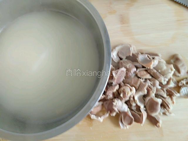 煮鸡珍的汤。煮好的鸡珍切片。