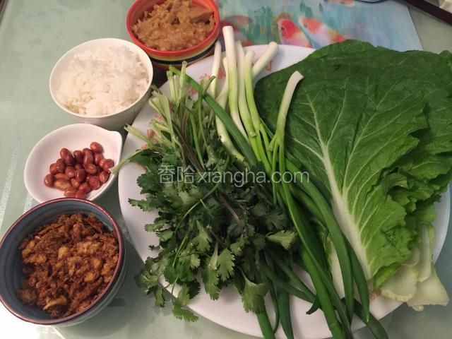 白菜叶、葱和香菜洗净，现在就可以包饭包了。