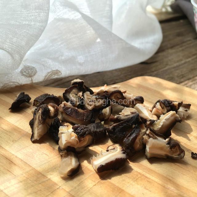 泡好的香菇切碎