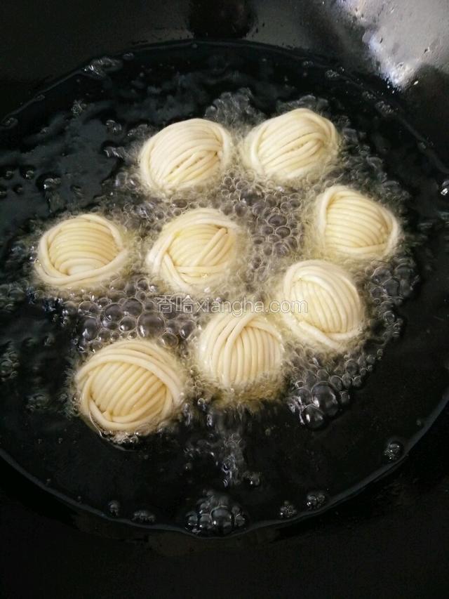 锅中热油5成热时放入开始炸，小火炸制