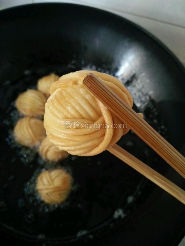 炸制酥脆，金黄捞出控油