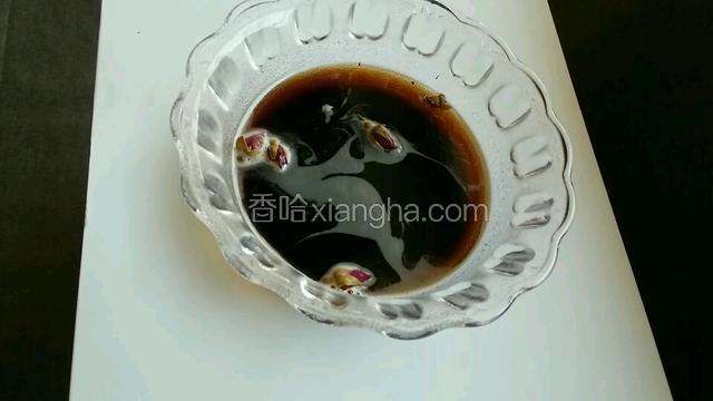 撒入适量干玫瑰花
