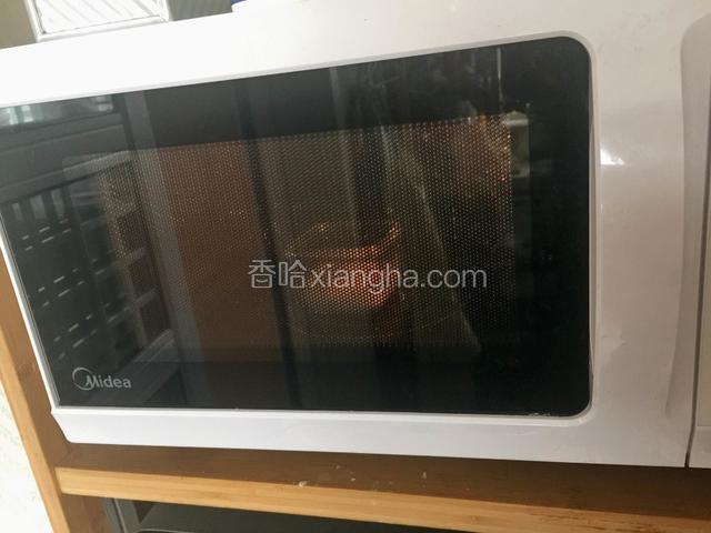 剩下的牛奶放入微波炉里加热