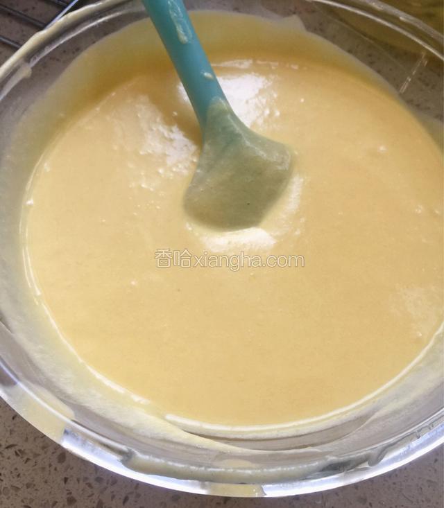 把芒果糊一次性倒入淡奶油中，翻拌均匀，是翻拌，一定要注意，不要让淡奶油消泡，慕斯糊就做好了