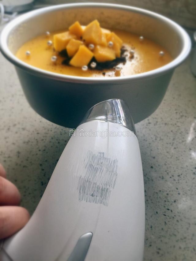 用吹风机在磨具周围吹一下，然后放个茶杯放在磨具下面，一顶就出来啦