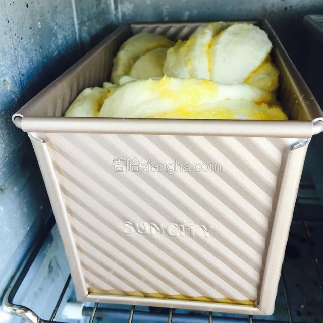 启动烤箱发酵程序四十分钟（这个过程中烤箱底部要放个加入八成满热水的盘子，保证发酵过程中面团的湿度。）
