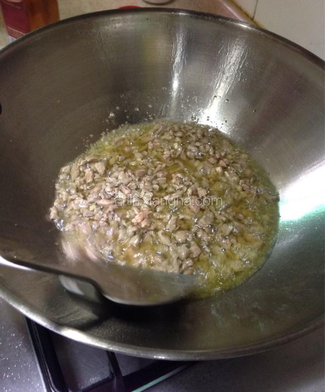 肉色变白后烹入少许料酒。