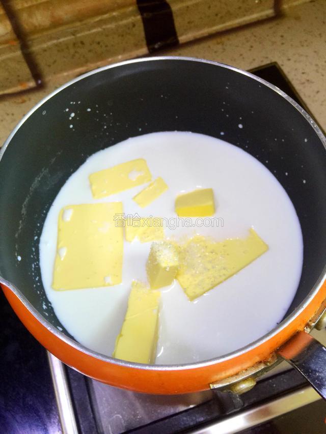 酥皮制作好后开始制作泡芙啦，取一个不粘锅（或是小奶锅）倒入牛奶，黄油，砂糖混合，煮开至黄油砂糖融化，并沸腾
