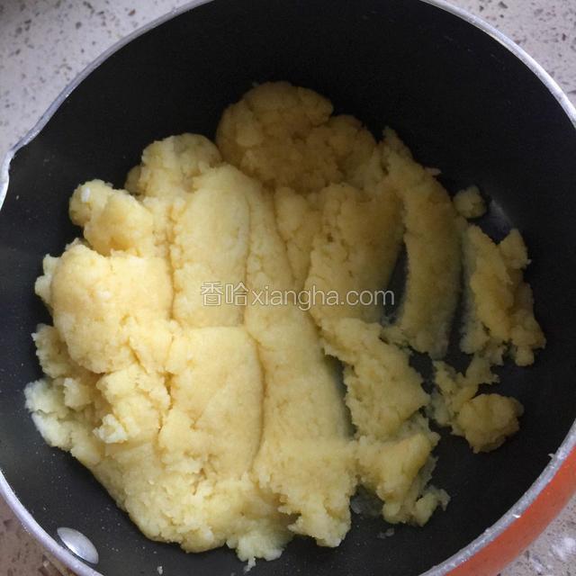 将面粉倒入沸腾的牛奶糊里，快速搅拌均匀至无颗粒状，就可以关火啦